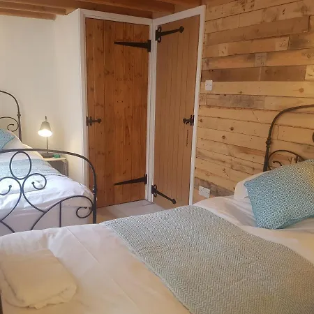 بيت للعطل The House ويتبي